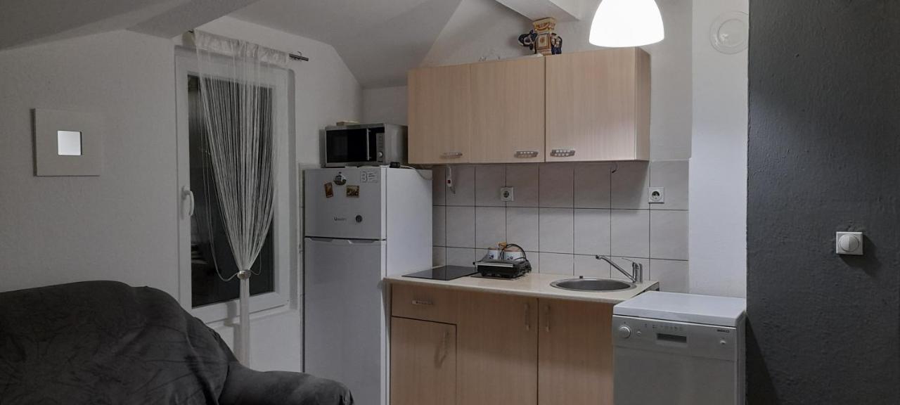 Airport Shtrkovi - Storks Apartment Petrovec Bagian luar foto